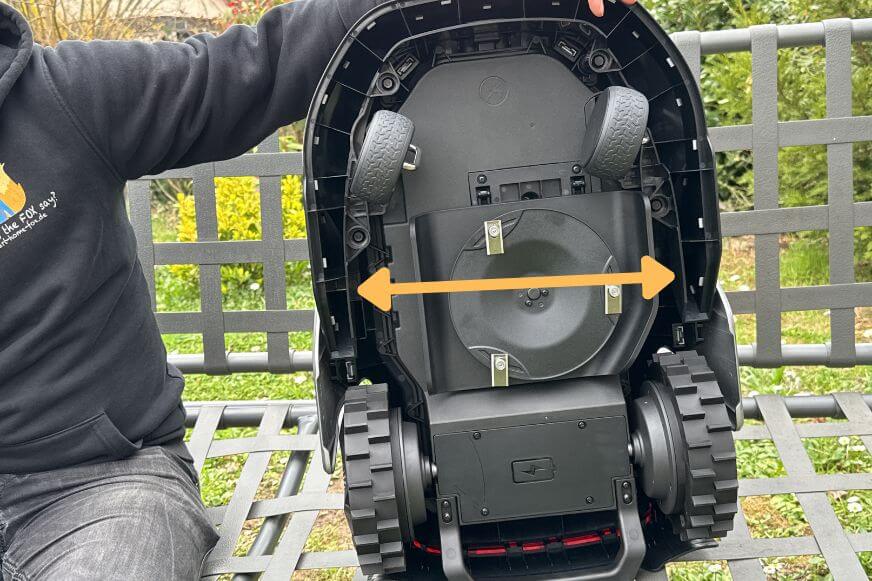 Mähroboter mit verschiebbaren Mähteller ist im Kantenschnitt Test und Vergleich zu sehen